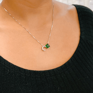 Gargantilha em Prata 925 com Banho de Ródio e Letra C com Pedra Esmeralda - PL14013