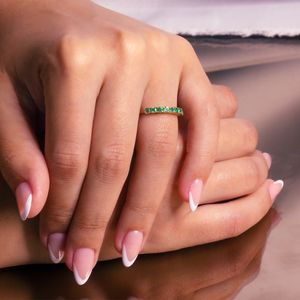 Anel em Ouro 18K Meia Aliança com Esmeraldas - AU12334